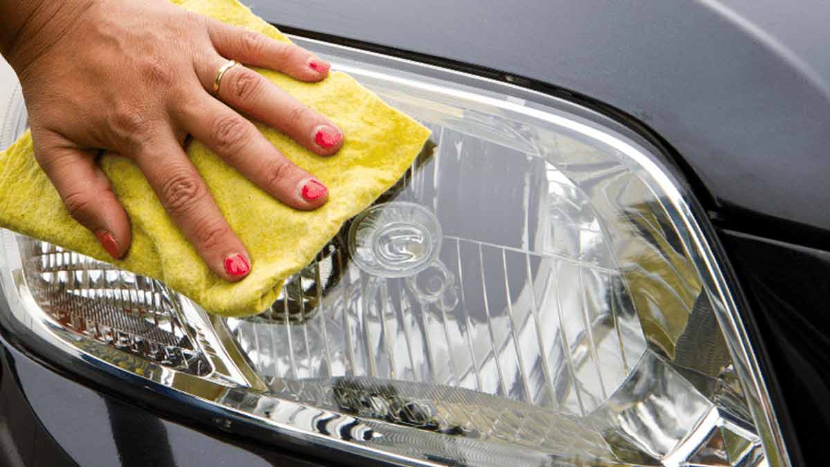 Autoscheinwerfer reinigen