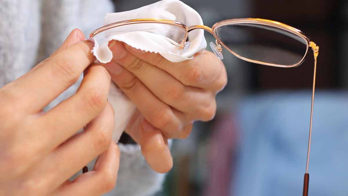 Brille putzen