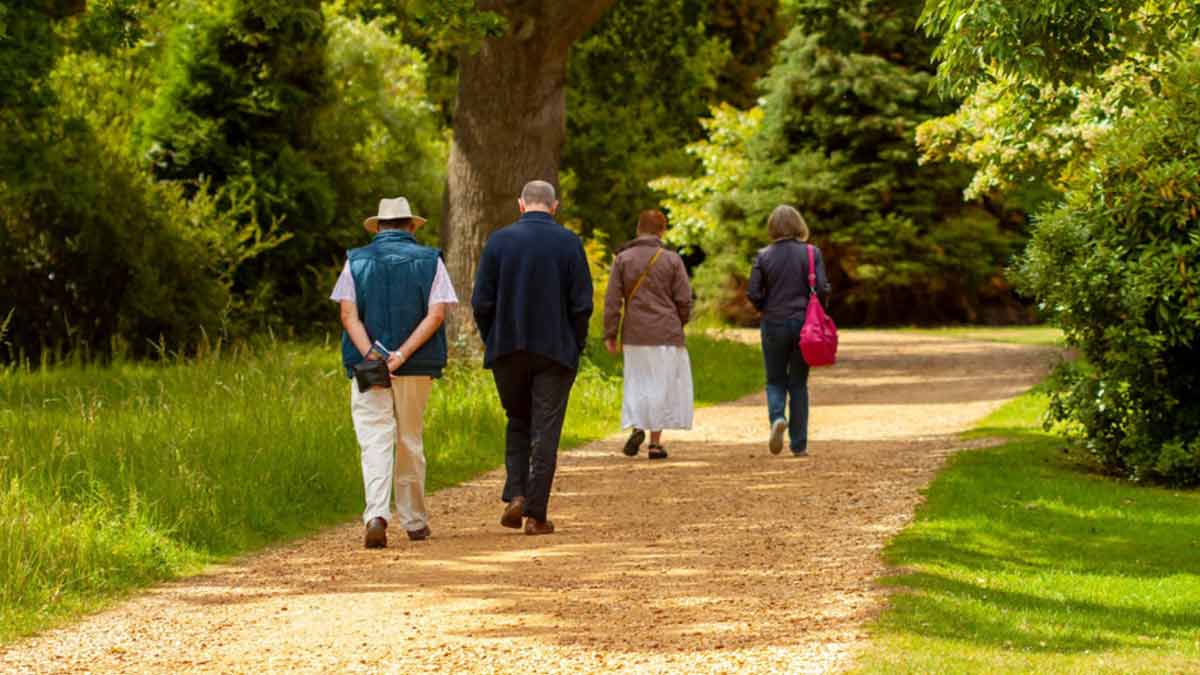 Körpersprache Hände hinter dem Rücken