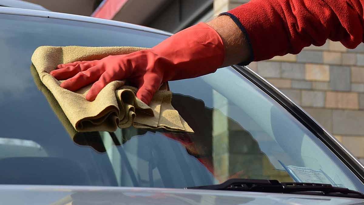 Reinigung von Autoscheiben mit Essig