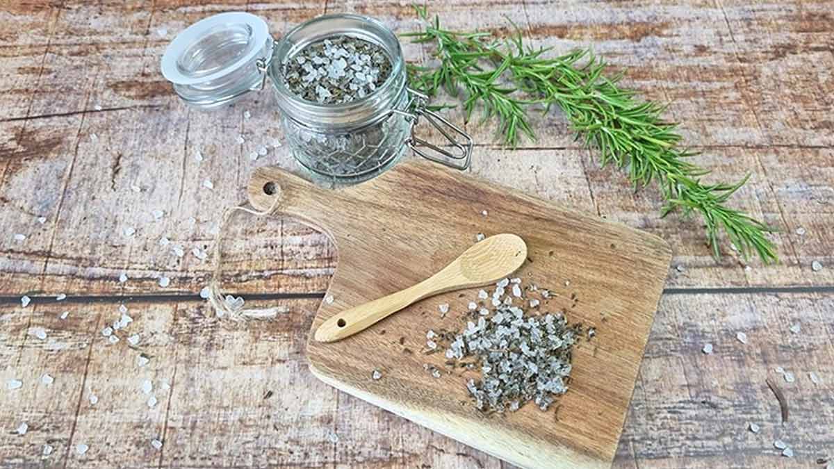 Salz und Rosmarin im Glas