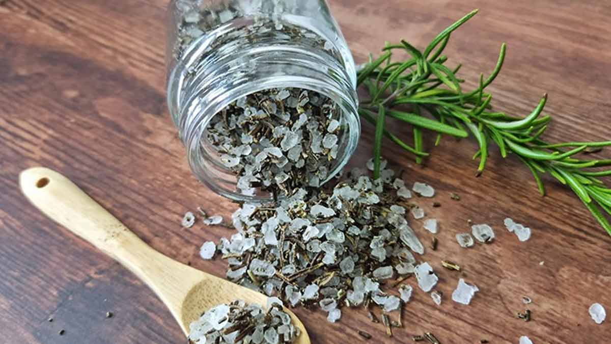 Salz und Rosmarin im Glas