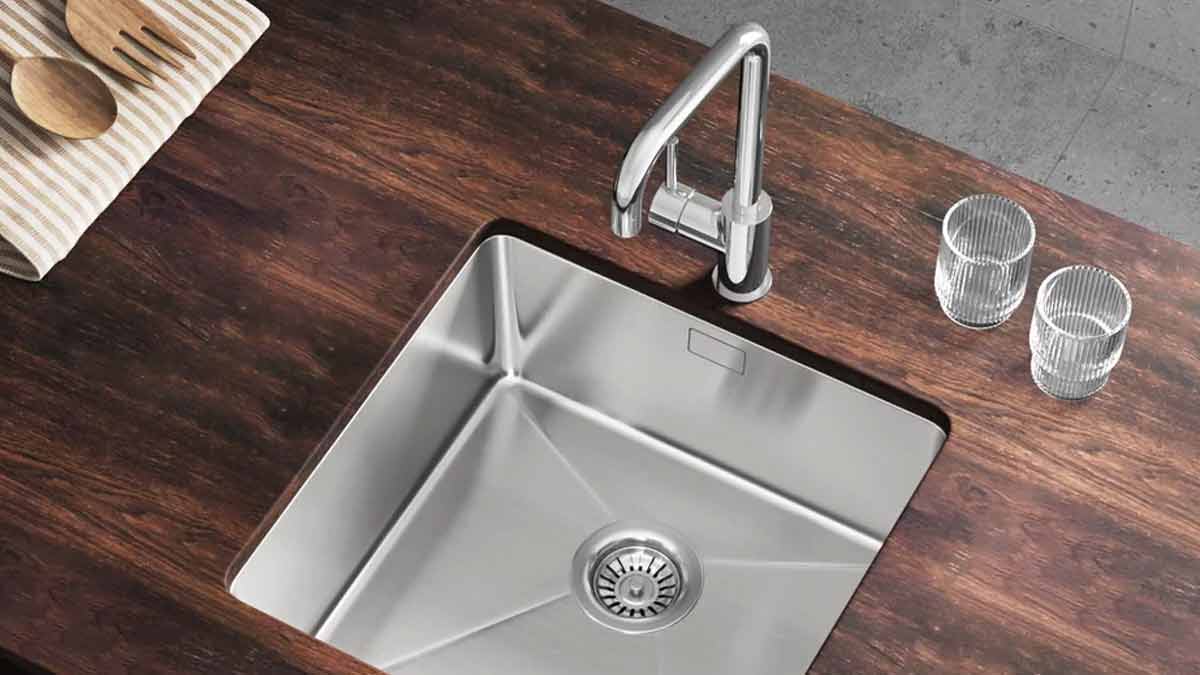 „Gießen Sie ein halbes Glas davon hinein, und der Abfluss wird sich wie von selbst reinigen“