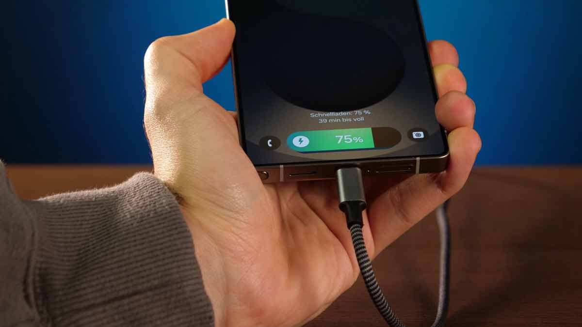 „Grüner Punkt neben Akkuanzeige Warum das ein Alarmsignal sein kann“